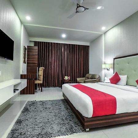 Capital O 1251 Hotel Suprabha Warangal Exterior foto